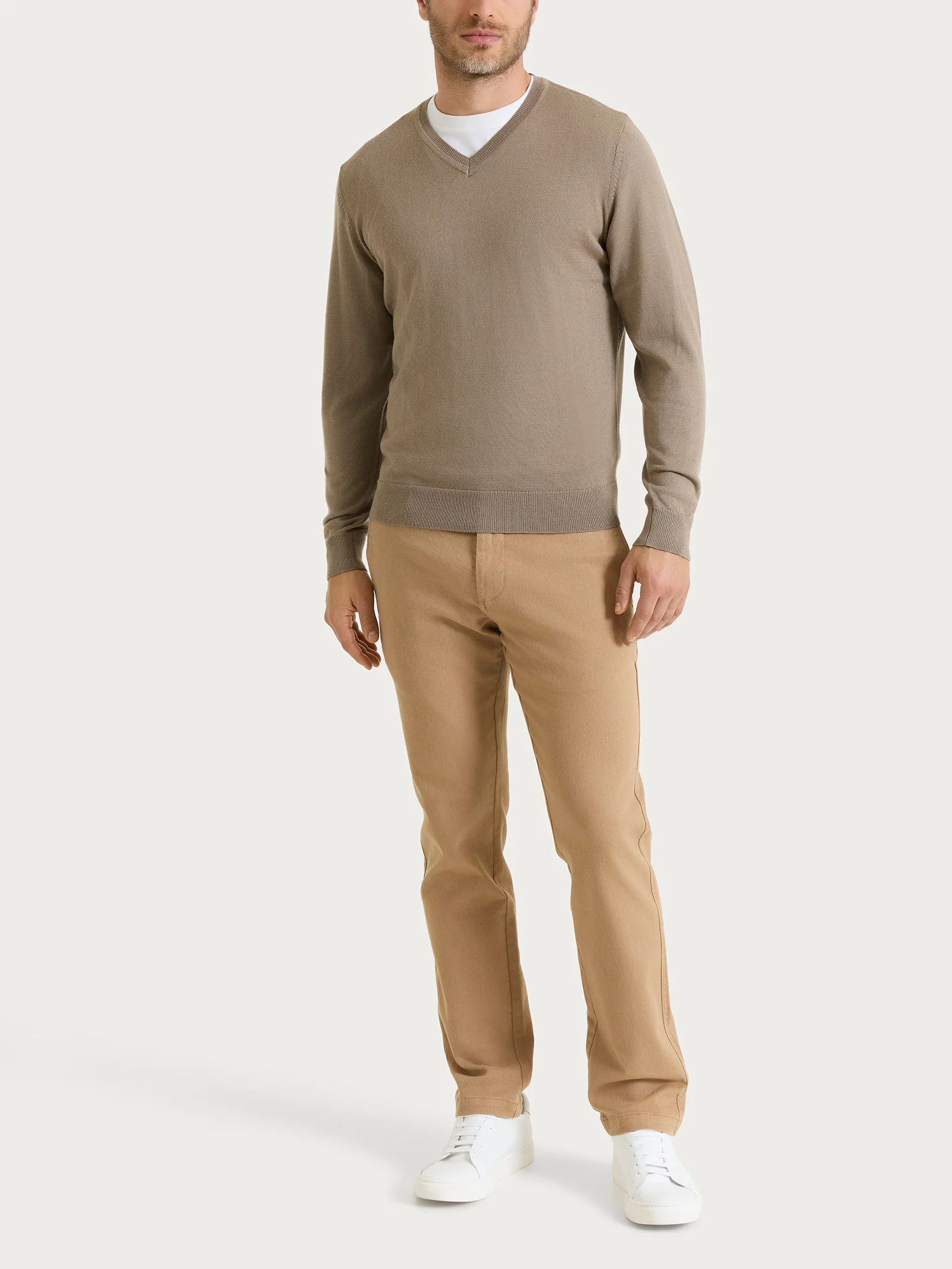 Pull con scollo a V in maglia unita in Merino Soft - Weathered Teak - Image 4