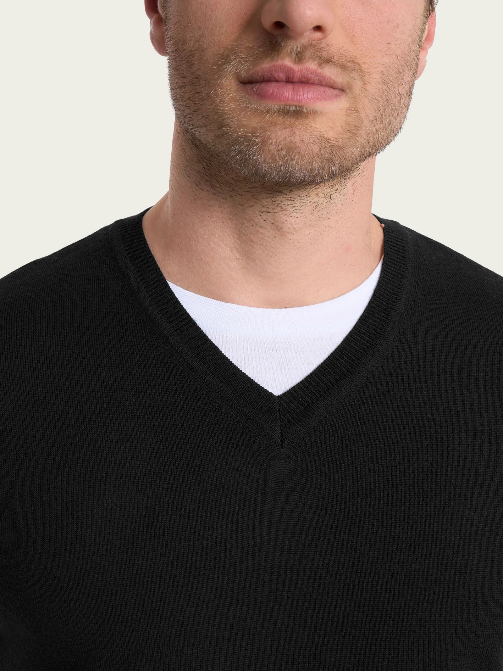 Pull smanicato con scollo a V in maglia unita in Merino Soft - Nero - Image 3