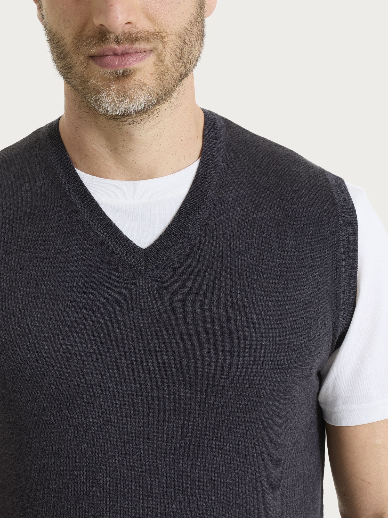 Pull smanicato con scollo a V in maglia unita in Merino Soft - Oscuro Mel. - Image 3