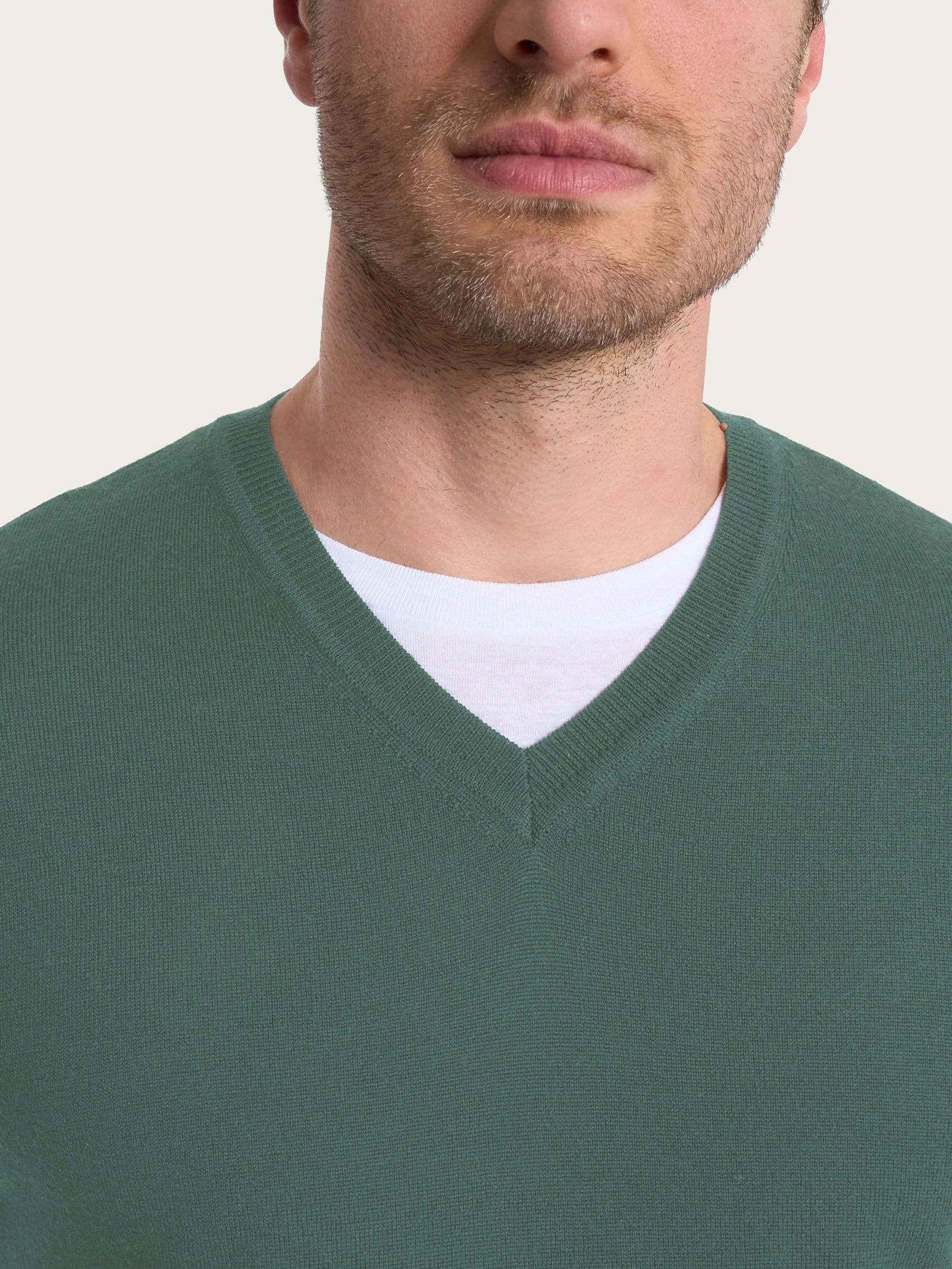 Pull smanicato con scollo a V in maglia unita in Merino Soft - Dark Forest  - Image 3