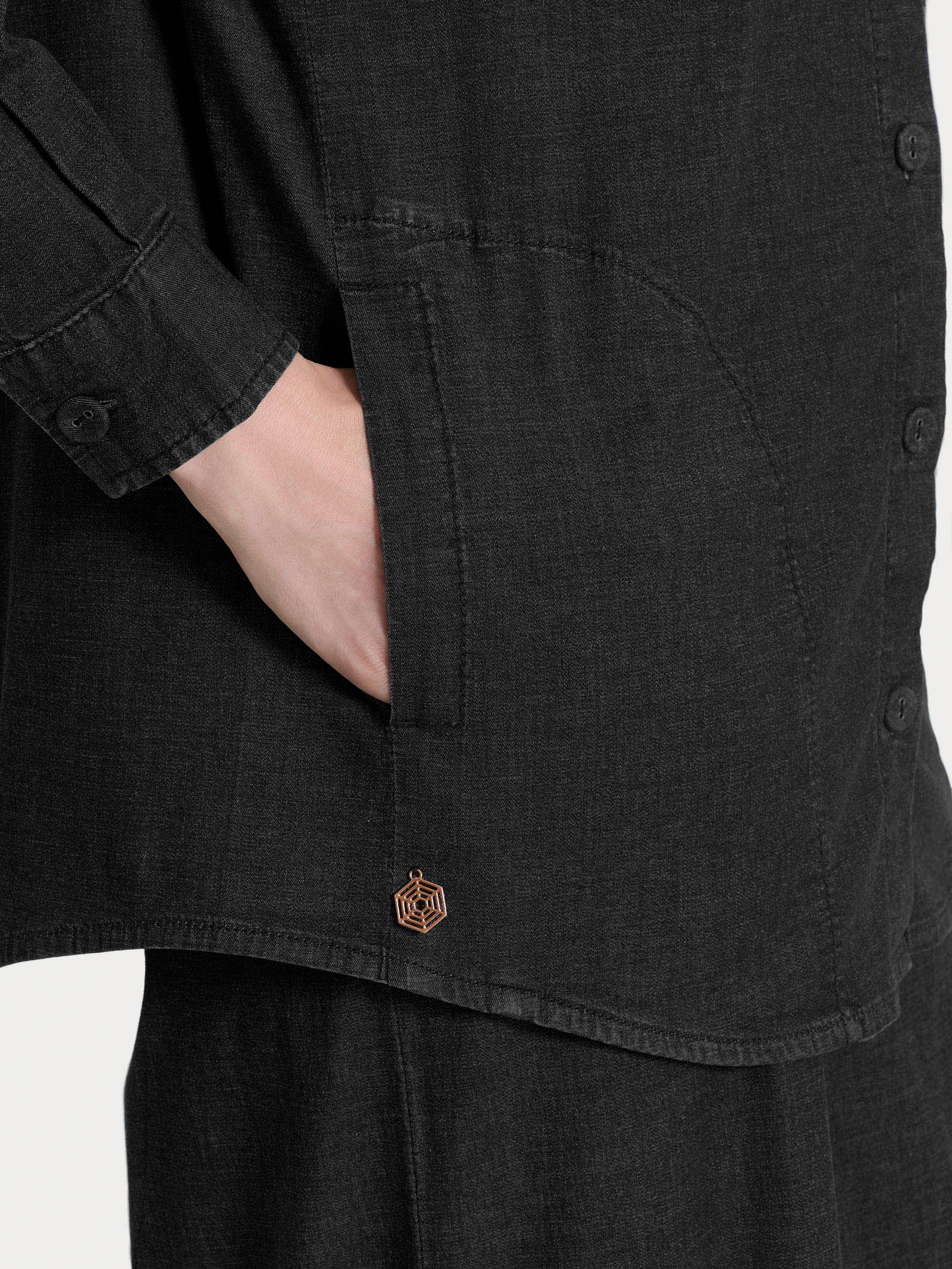 Shacket in Super Light Denim  - Gray Black - Image 4