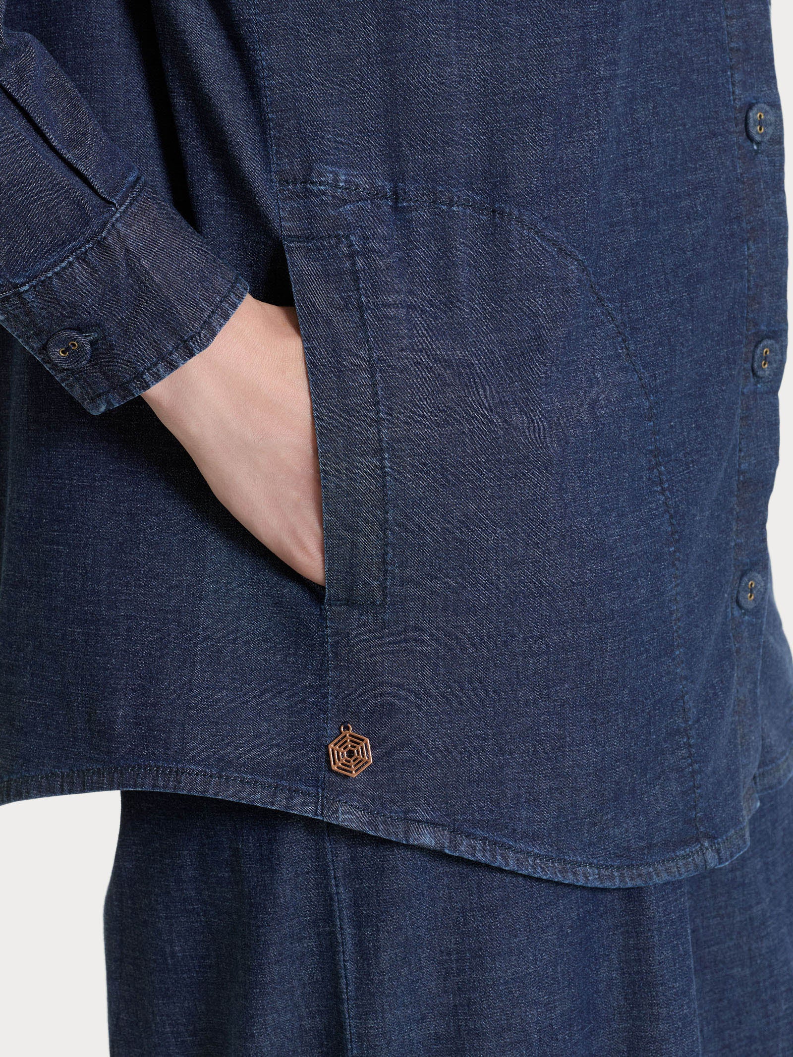 Shacket in Super Light Denim  - Dark Indigo - Image 4
