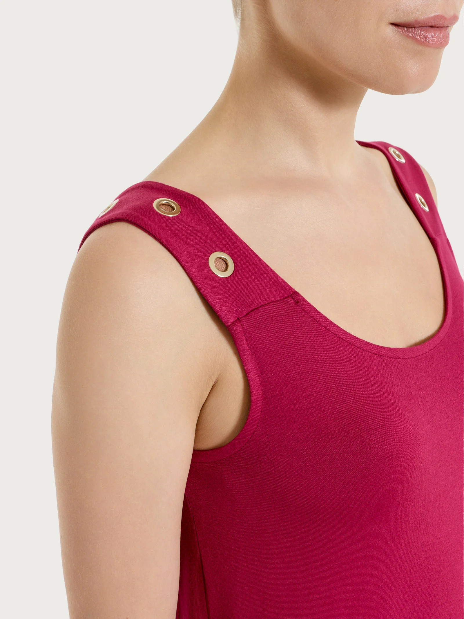 Top a spalla larga con occhielli in Viscosa Summer  - Beet Red - Image 3