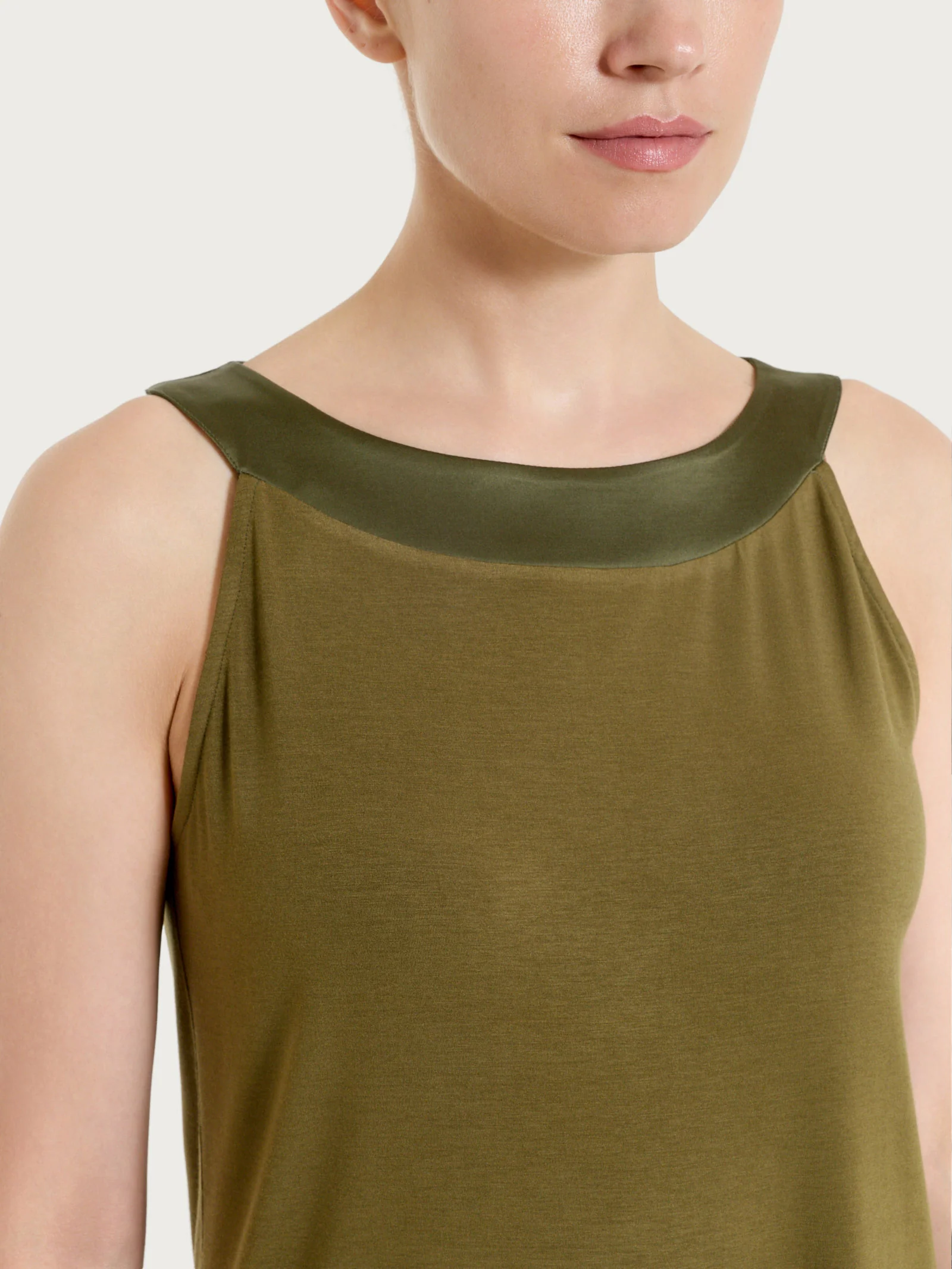 Top con collo a sviluppo circolare in Viscosa Summer - Dark Olive - Image 3