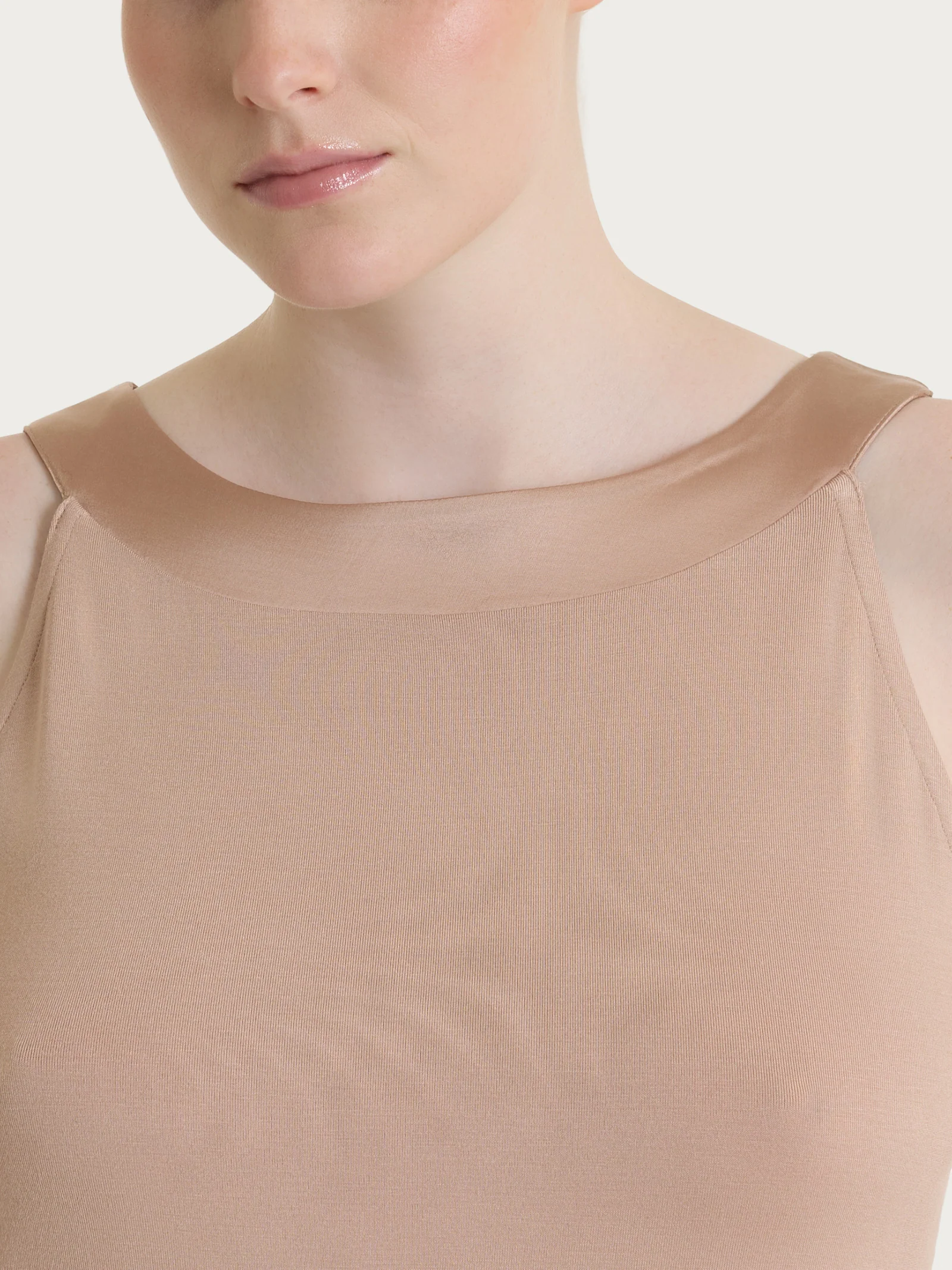 Top con collo a sviluppo circolare in Viscosa Summer - Warm Taupe - Image 4