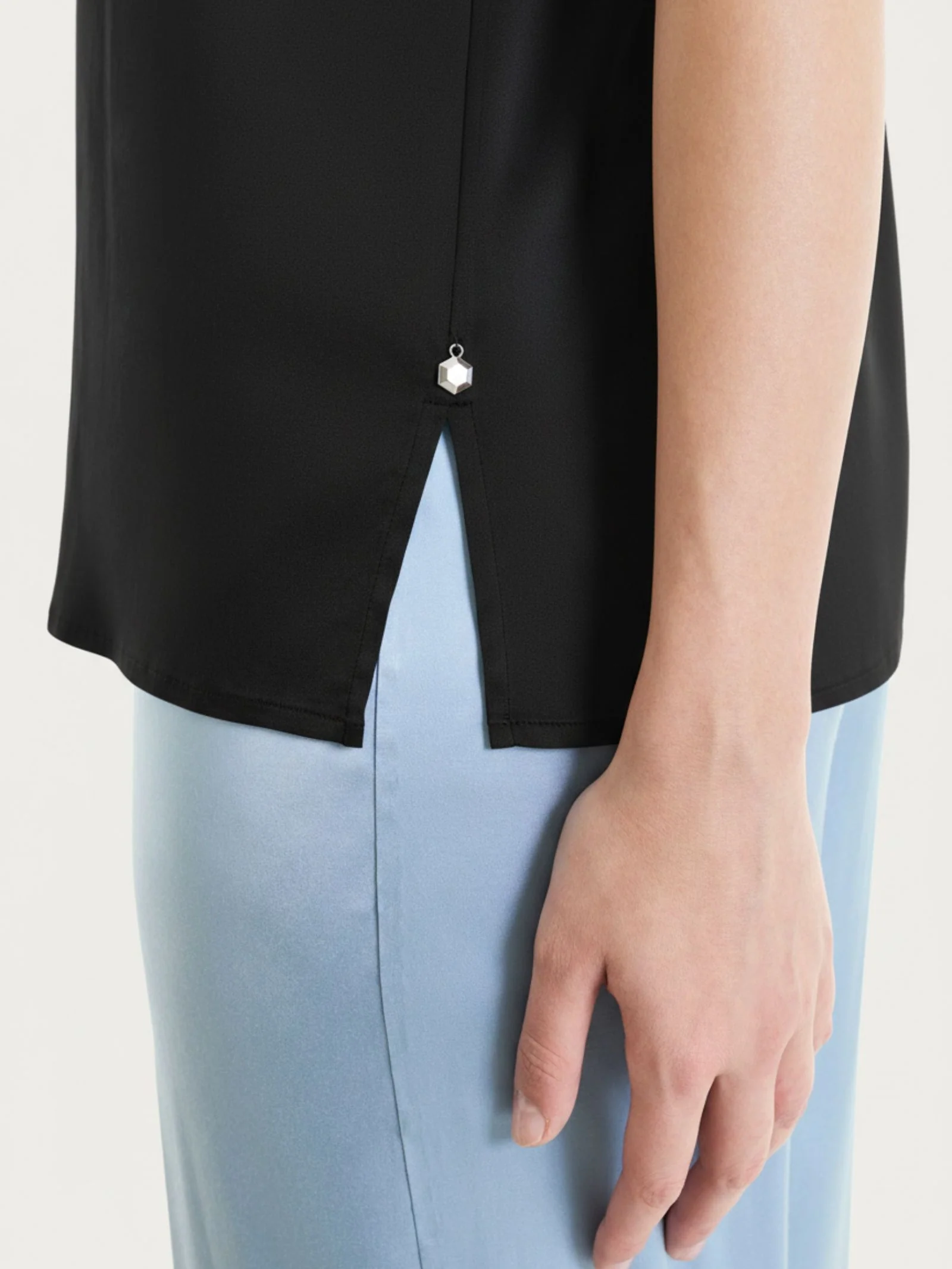 Top con spalla larga in Stretch Satin - Nero - Image 3