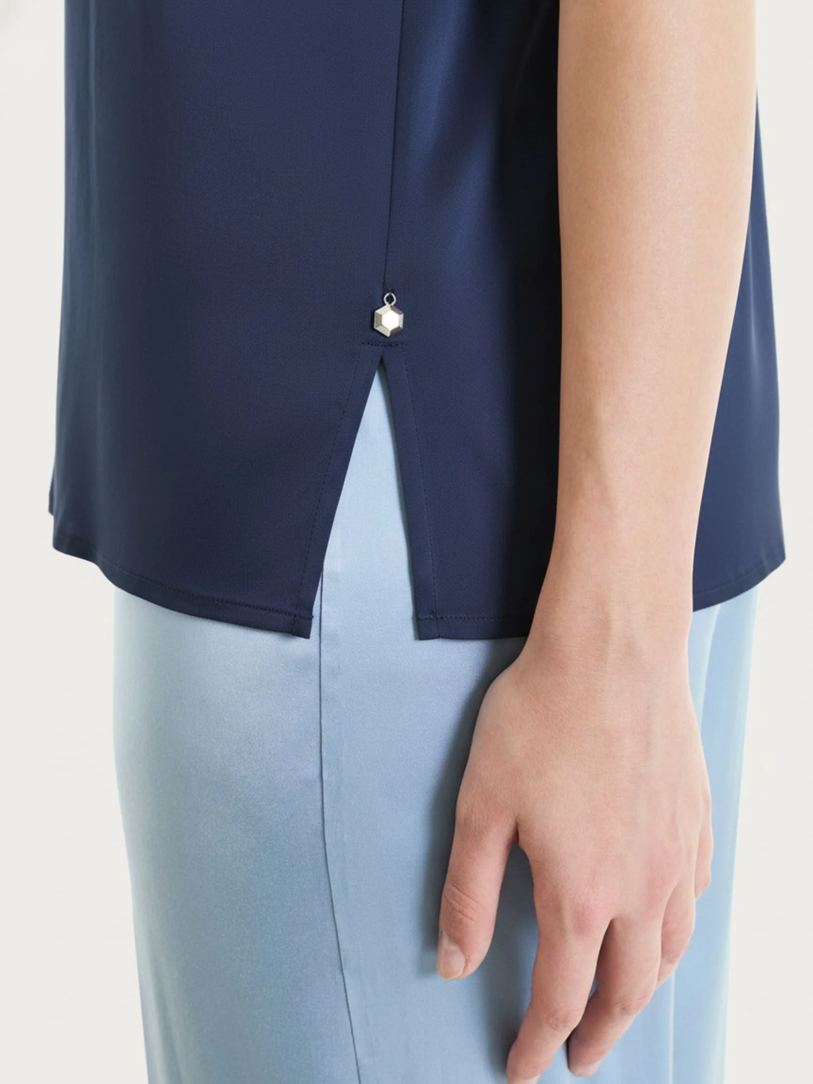 Top con spalla larga in Stretch Satin - Bleu - Image 3