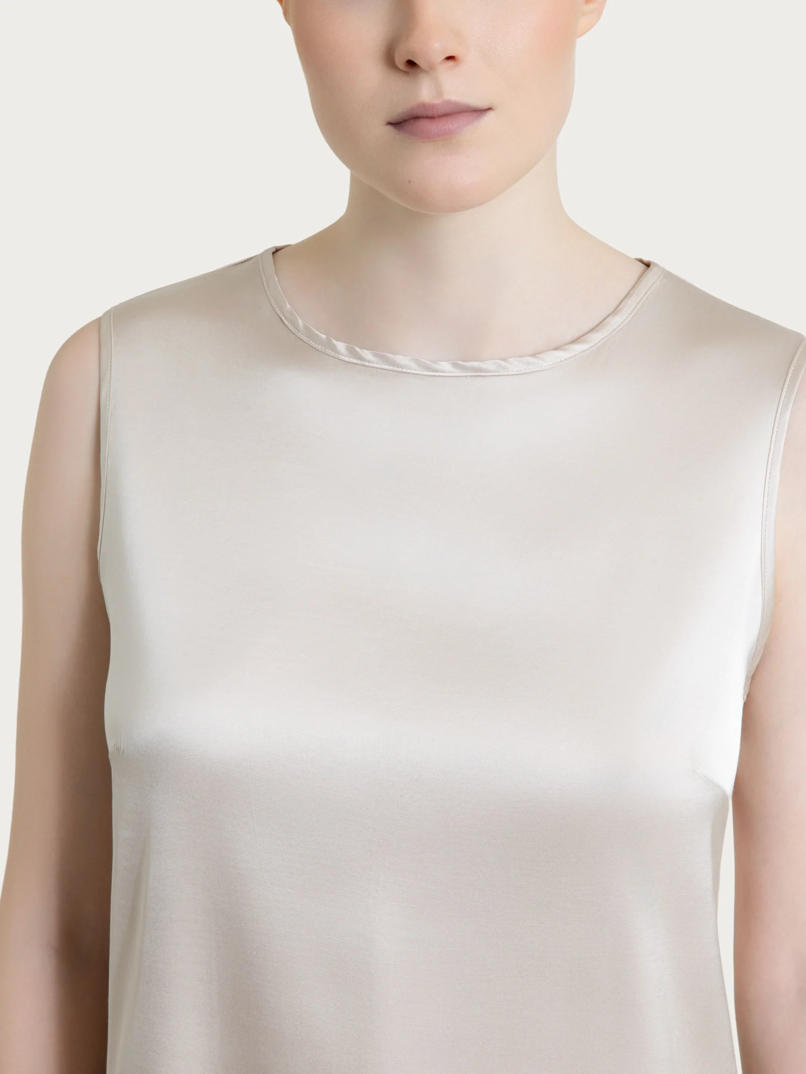 Top con spalla larga in Stretch Satin - Champignon - Image 7