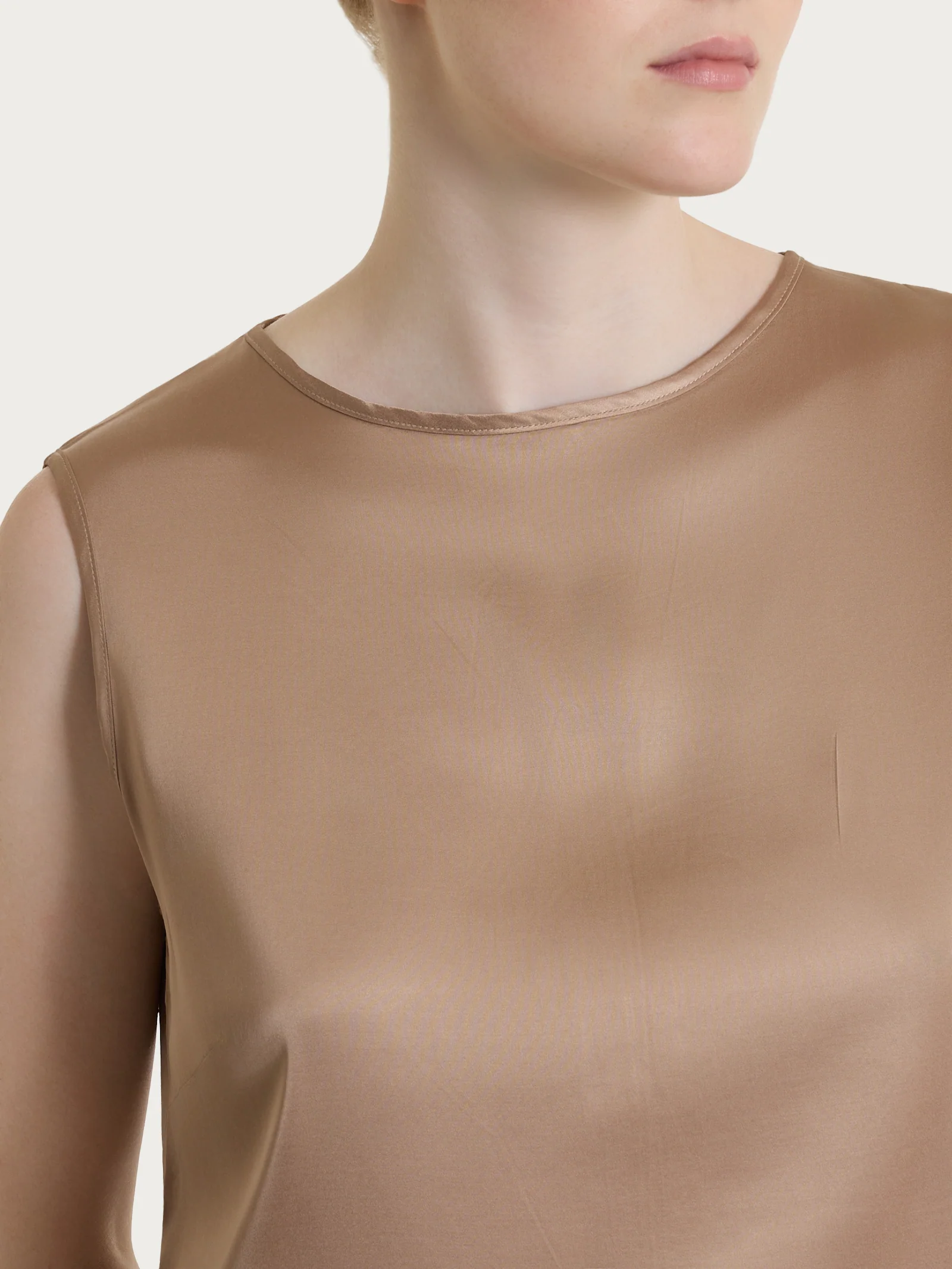Top con spalla larga in Stretch Satin - Warm Taupe - Image 3