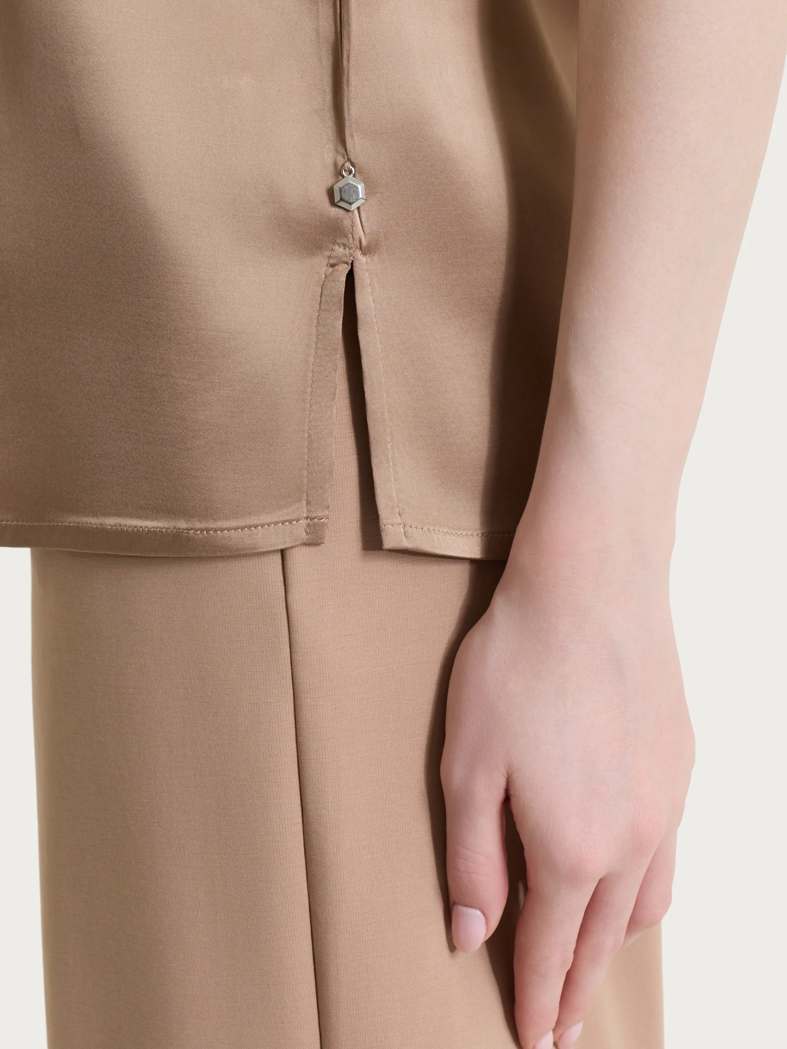 Top con spalla larga in Stretch Satin - Warm Taupe - Image 4