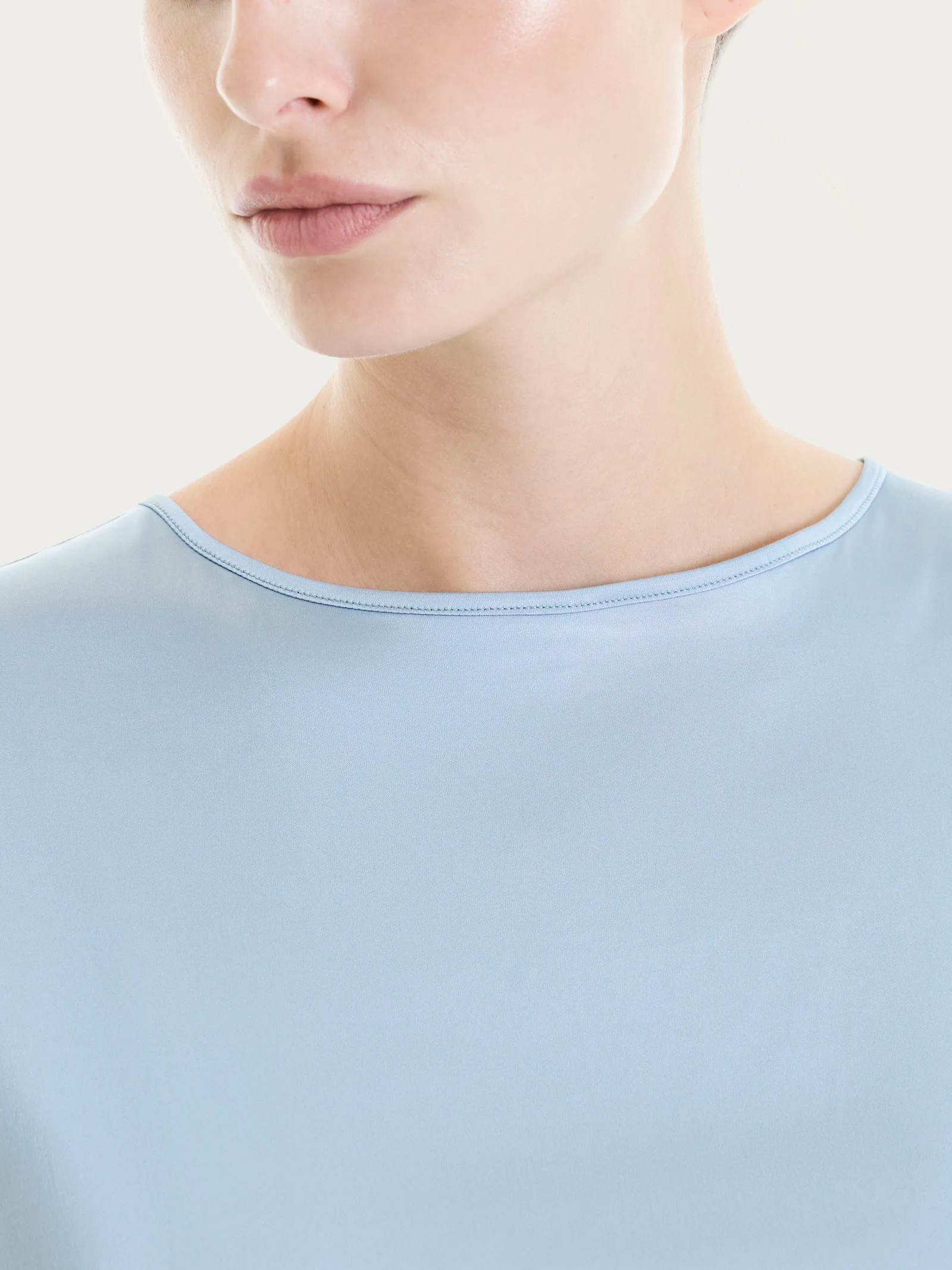 Top con spalla larga in Stretch Satin - Dusty Blue - Image 4