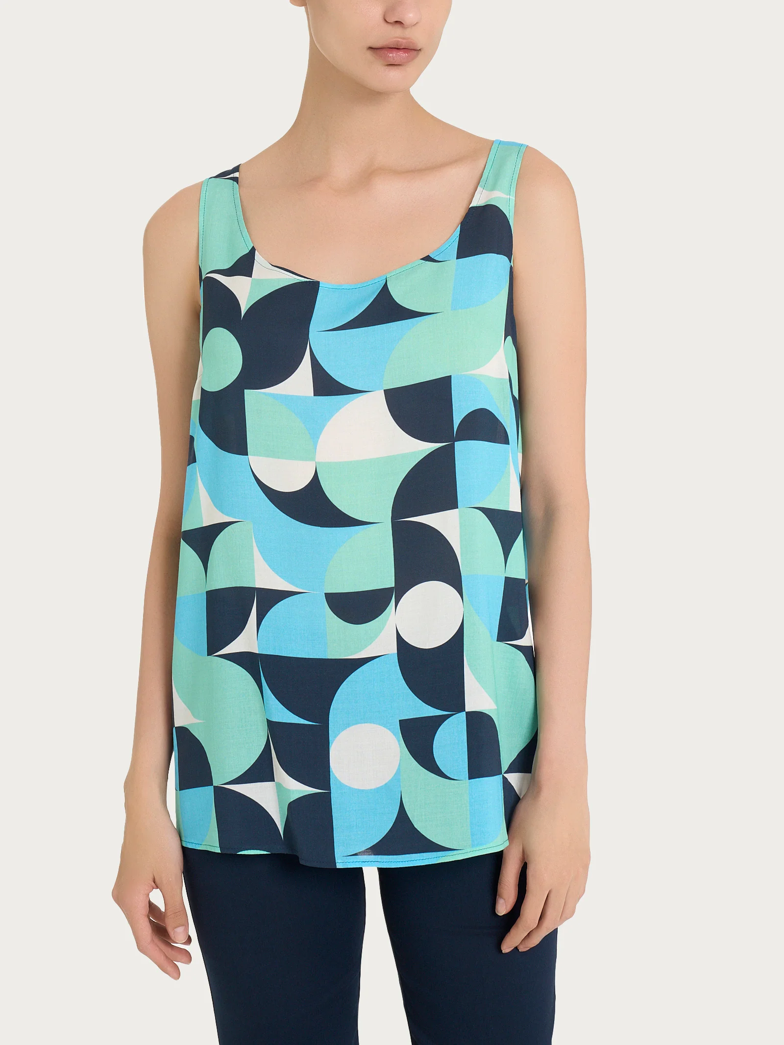 Top smanicato con geometric pattern in Ecoseta - Fant. Pool Blue