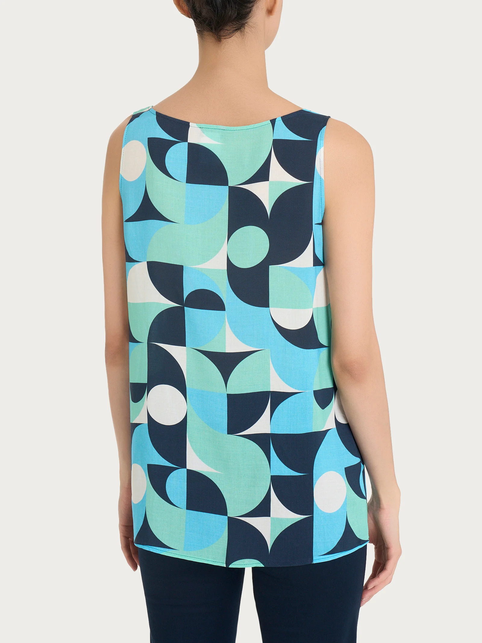 Top smanicato con geometric pattern in Ecoseta - Fant. Pool Blue - Image 2