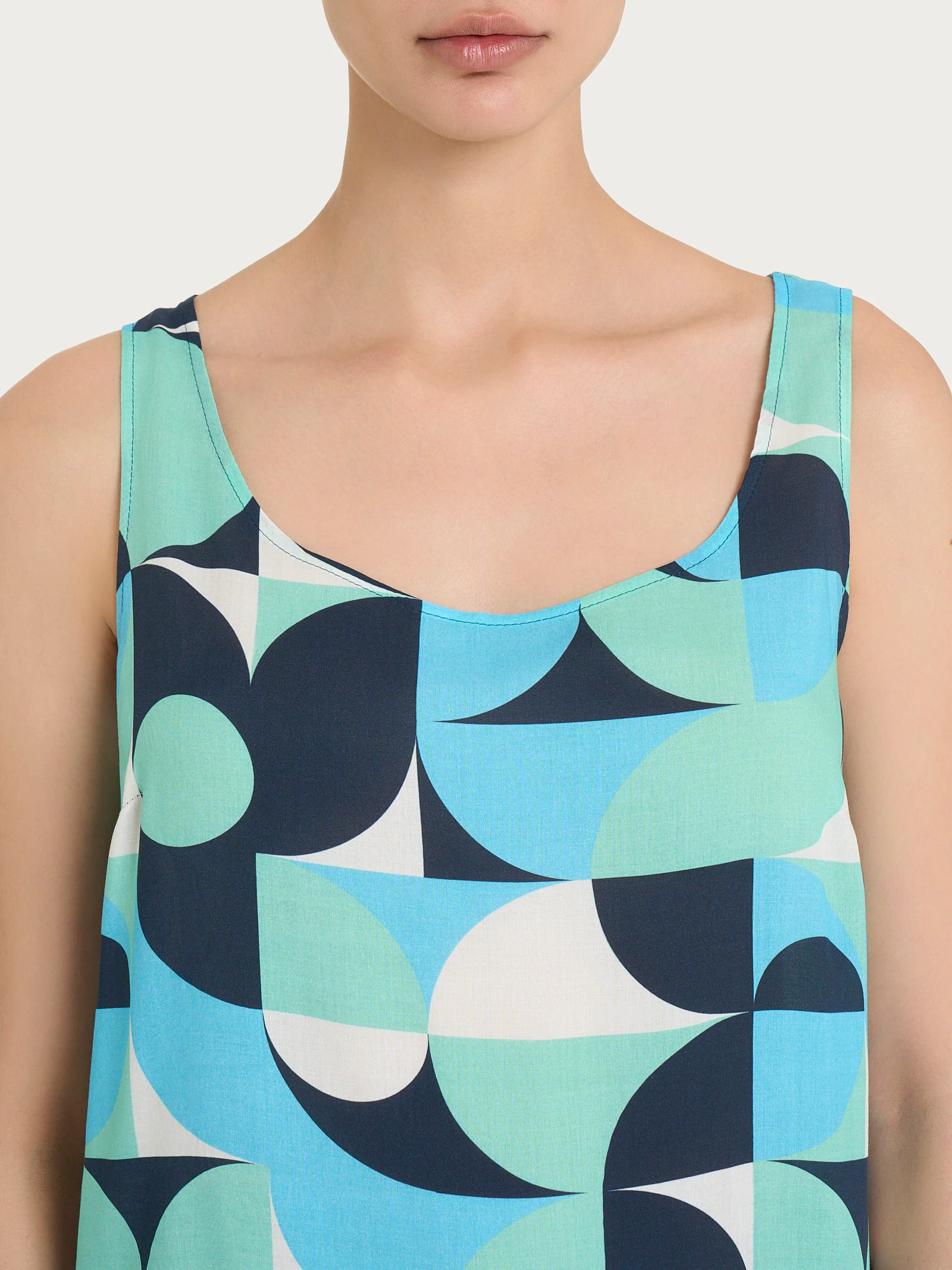 Top smanicato con geometric pattern in Ecoseta - Fant. Pool Blue - Image 3