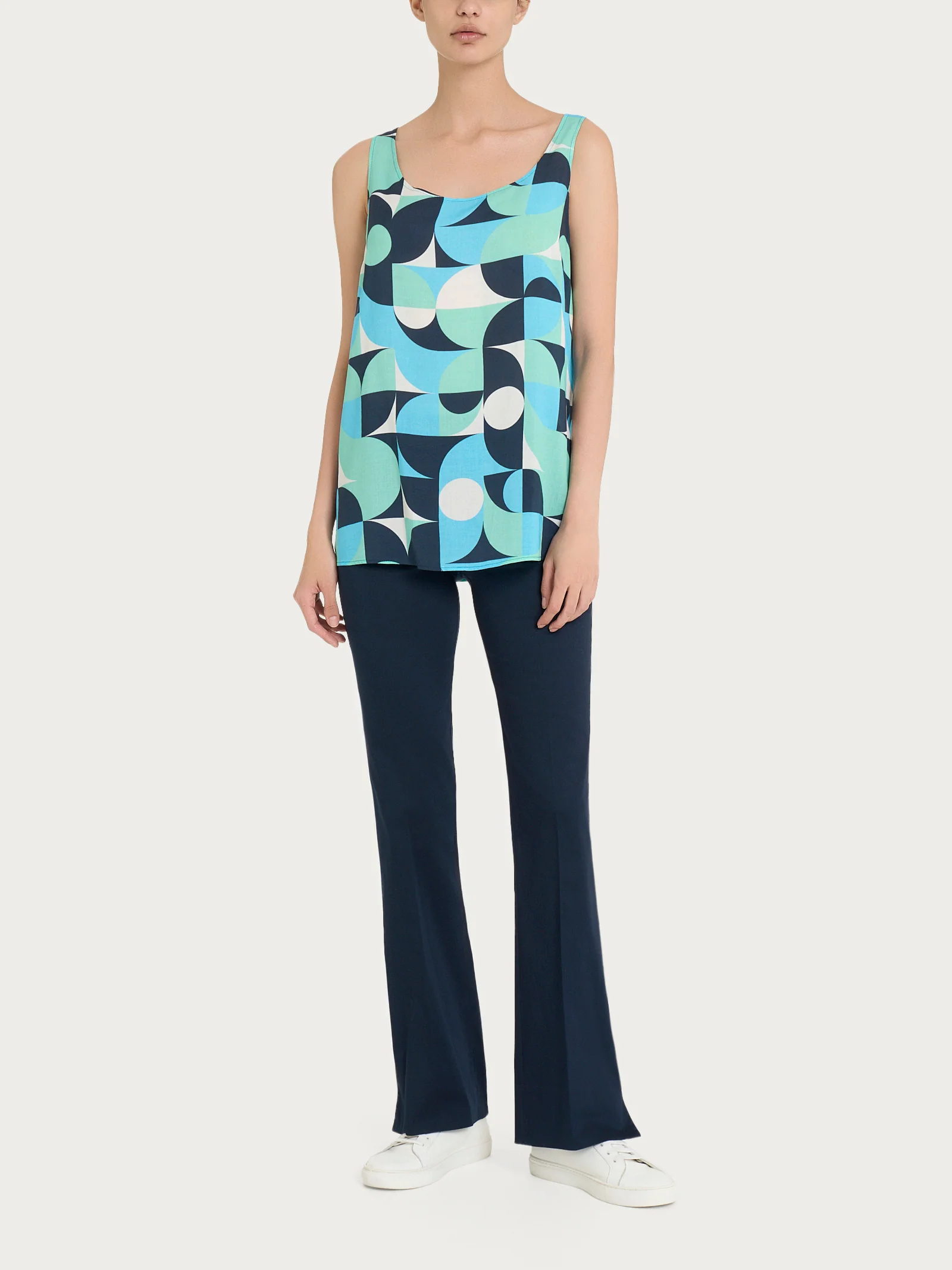 Top smanicato con geometric pattern in Ecoseta - Fant. Pool Blue - Image 4