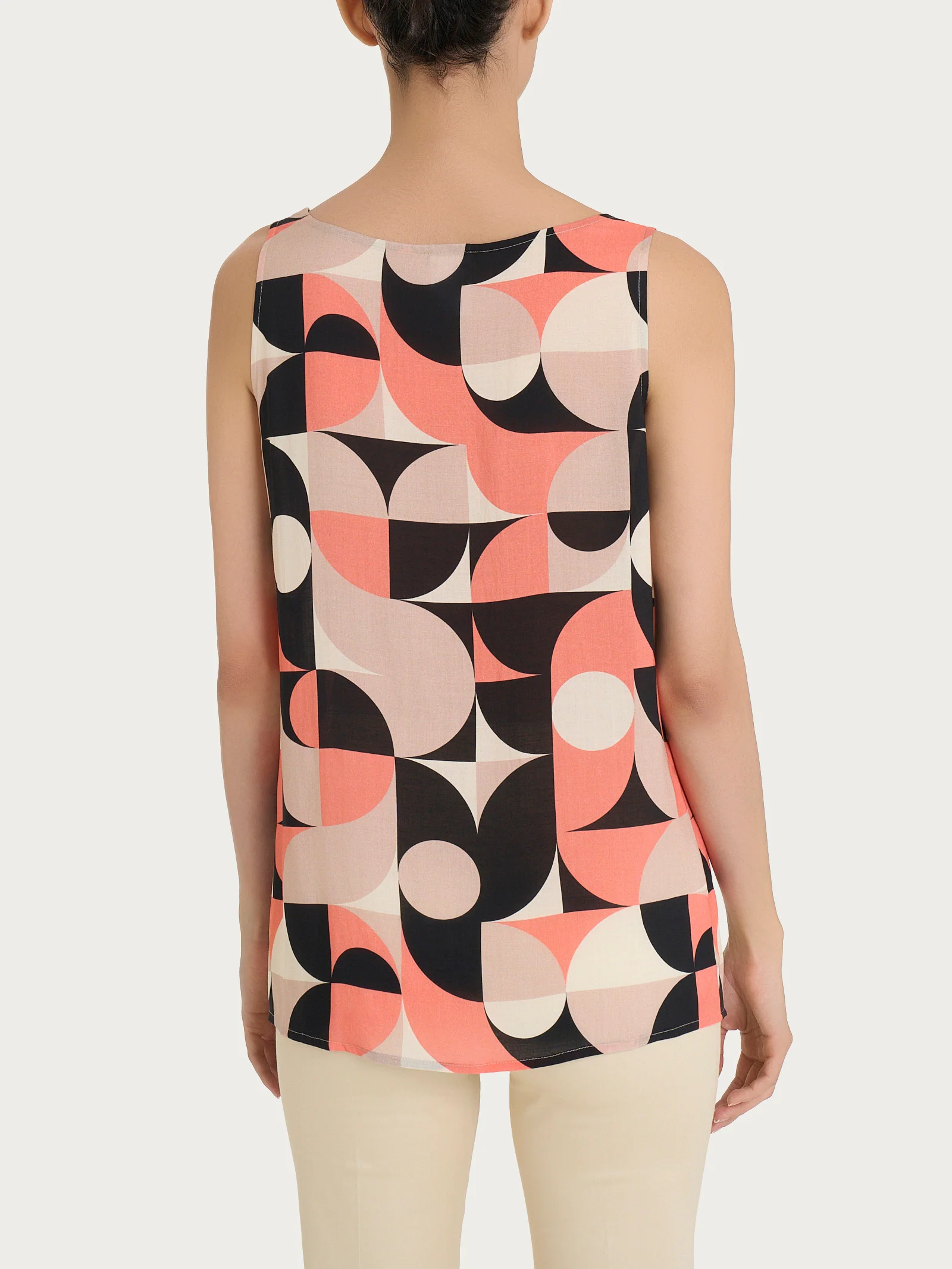 Top smanicato con geometric pattern in Ecoseta - Fant. Warm Taupe - Image 2