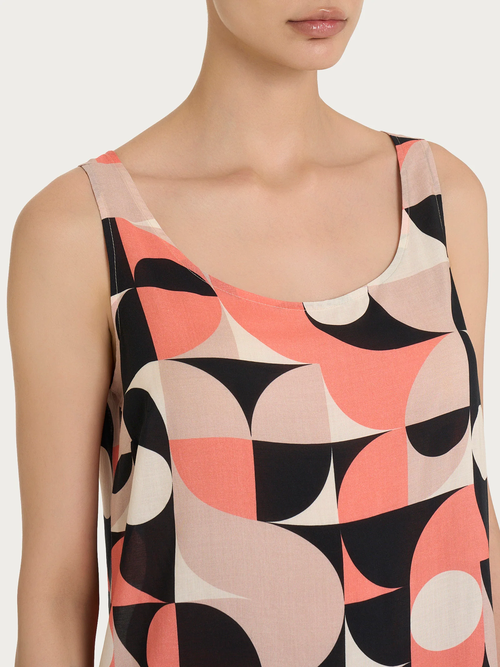 Top smanicato con geometric pattern in Ecoseta - Fant. Warm Taupe - Image 3