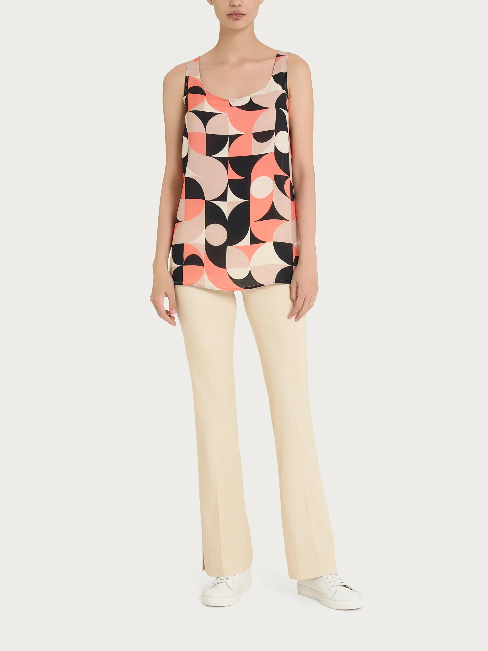 Top smanicato con geometric pattern in Ecoseta - Fant. Warm Taupe - Image 4