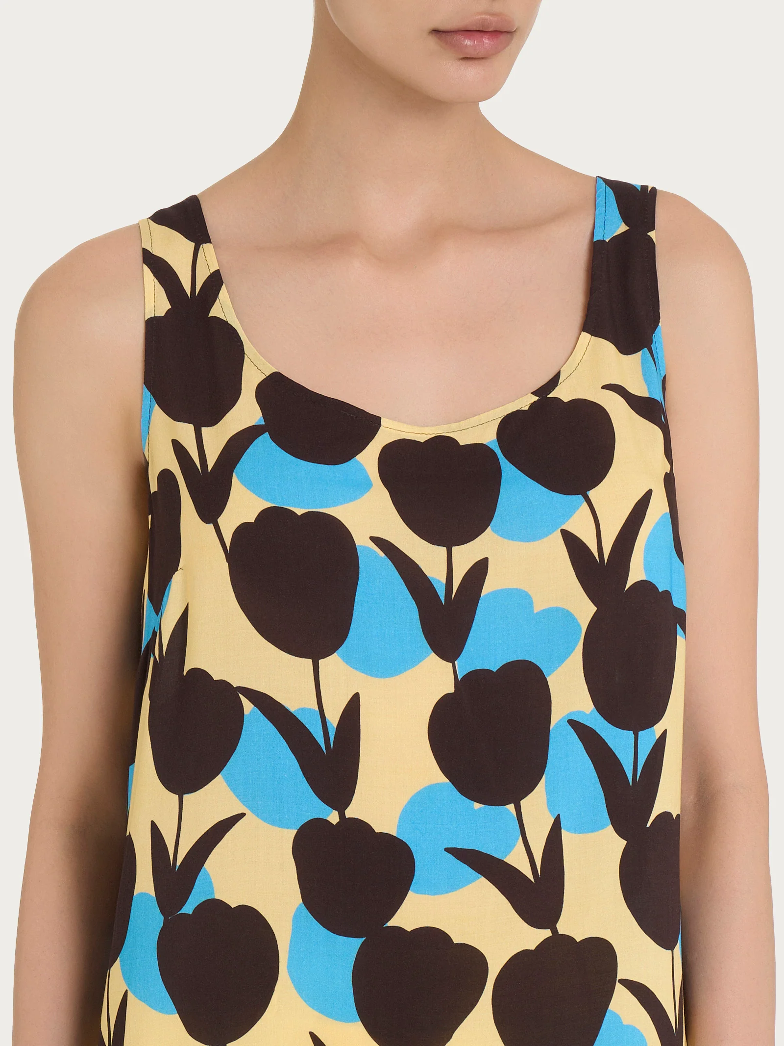 Top smanicato con macro tulips pattern in Ecoseta - Fant. Azure Blue - Image 3