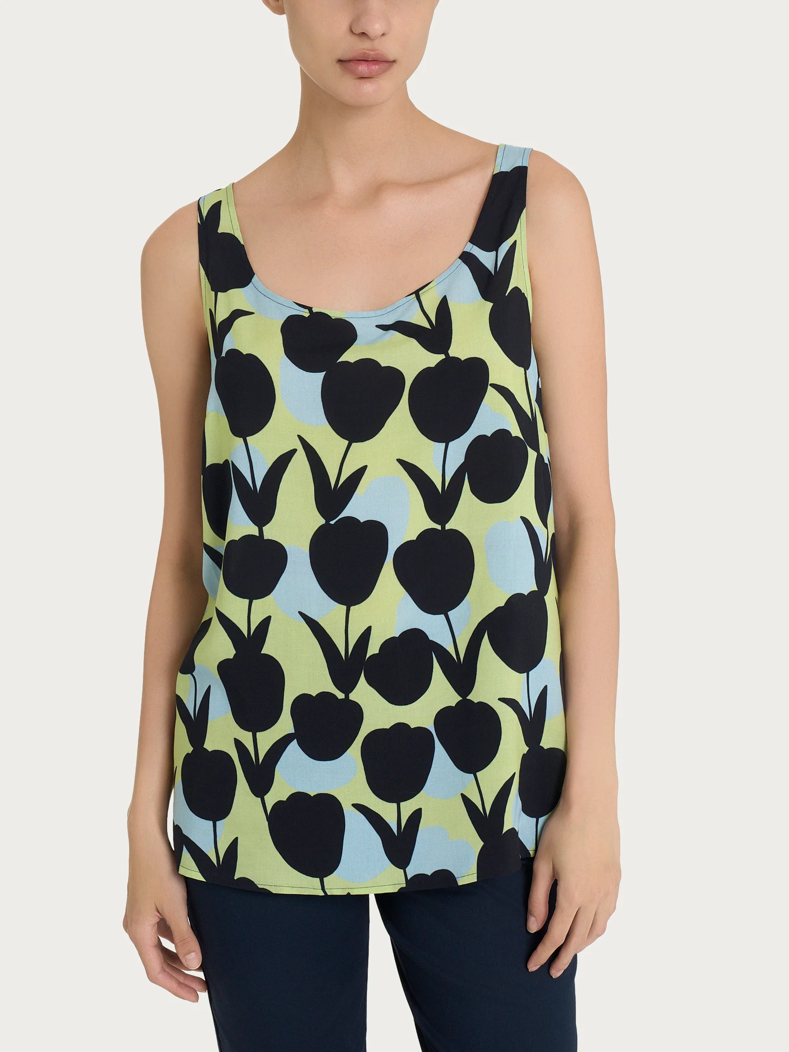 Top smanicato con macro tulips pattern in Ecoseta - Fant. Shadow Lime