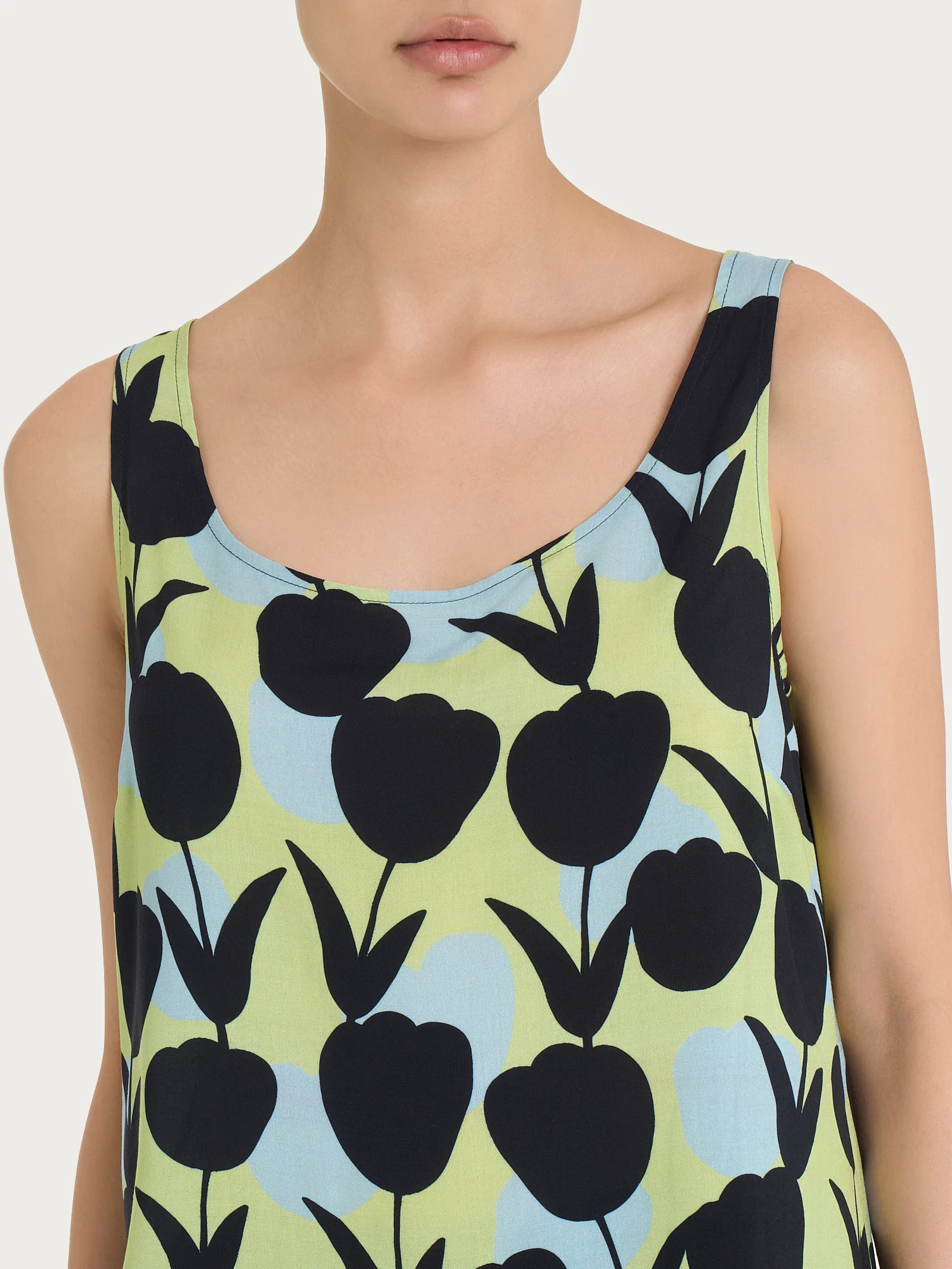 Top smanicato con macro tulips pattern in Ecoseta - Fant. Shadow Lime - Image 3