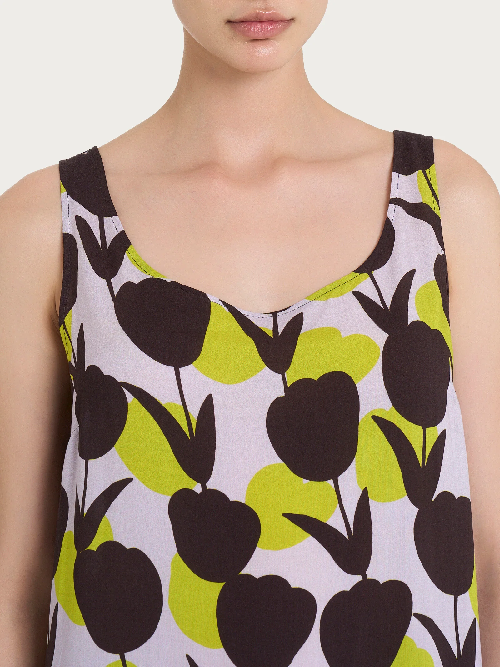 Top smanicato con macro tulips pattern in Ecoseta - Fant. Grenoble Green - Image 3