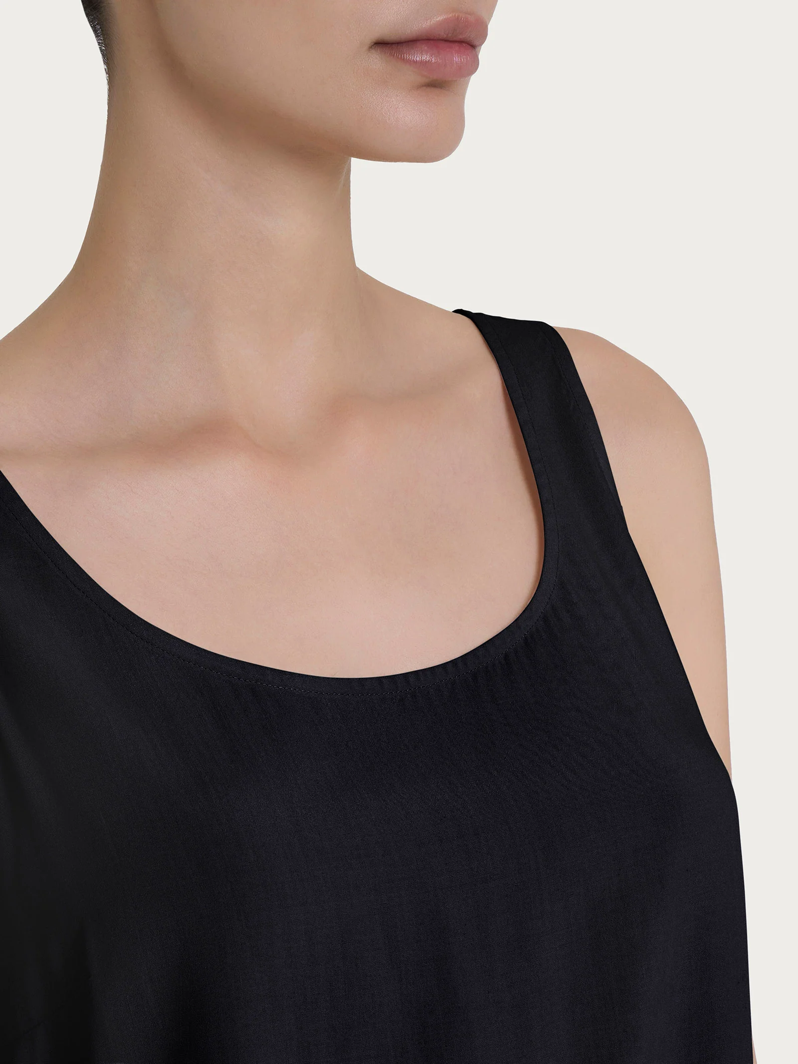 Top smanicato in Ecoseta - Nero - Image 3