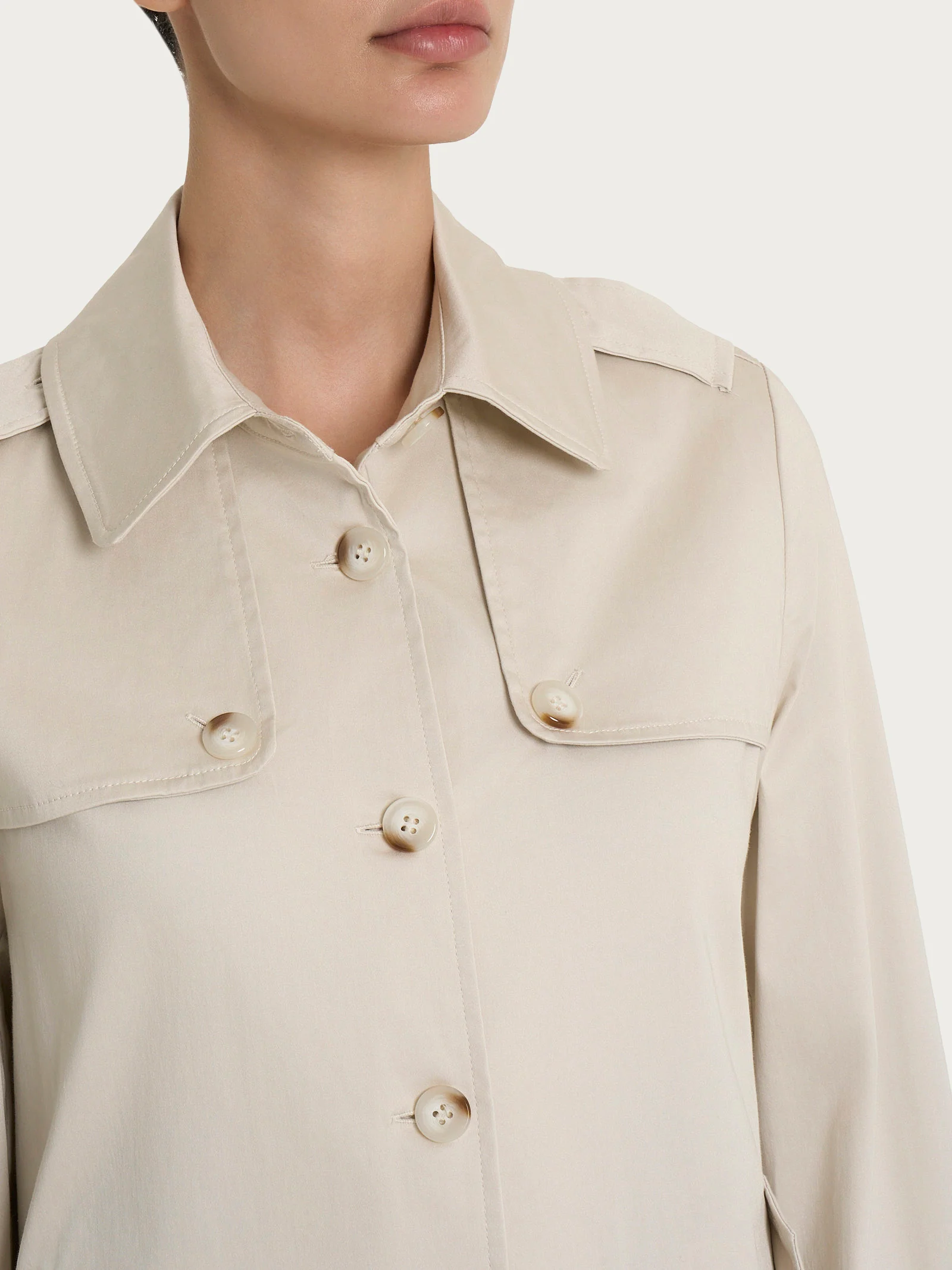 Trench corto in Satin Power WR - Champignon - Image 3