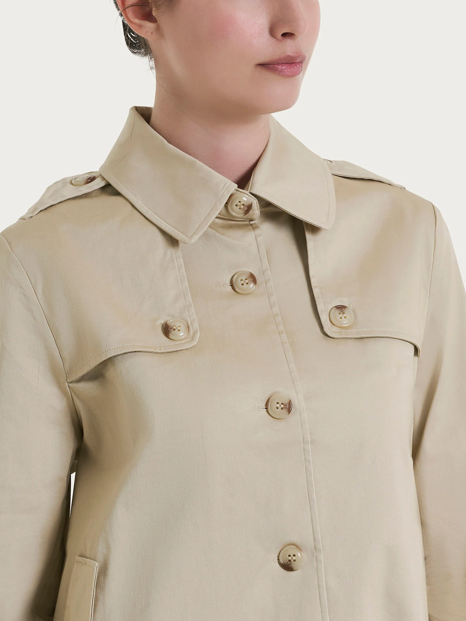 Trench corto in Satin Power WR - Irish Cream - Image 3