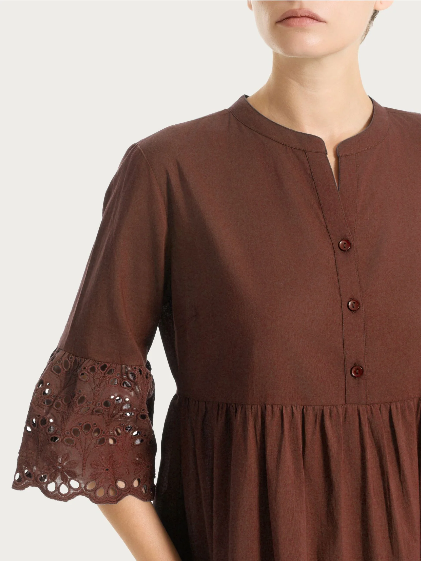 Vestito con dettagli in Sangallo e Mussola di Cotone - Chocolate Fondant - Image 3