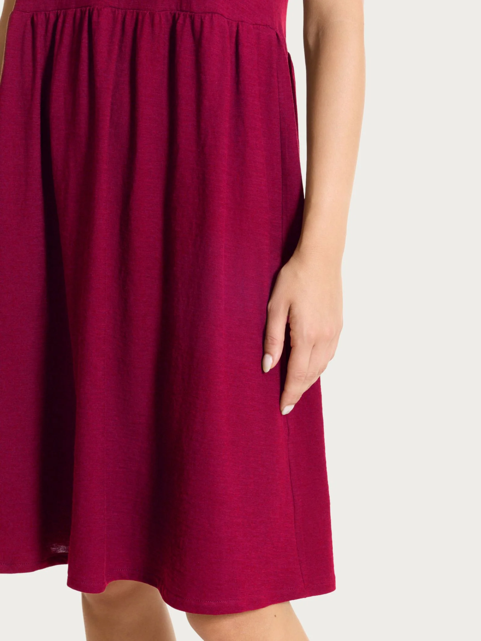 Vestito lungo con balze asimmetriche in Slub Jersey di Cotone - Beet Red - Image 4